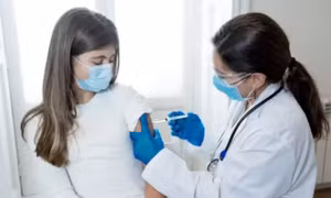 Lý do phản ứng phụ sau 2 mũi vắc xin Covid-19 có thể khác nhau