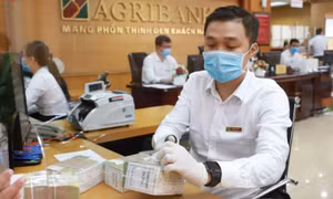 Người dân gửi tiền vào ngân hàng thấp kỷ lục trong gần một thập niên