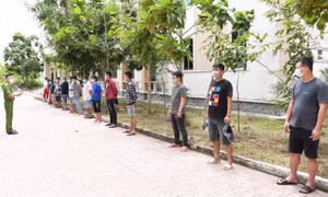 Triệt phá sới bạc, bắt quả tang 17 người liên quan