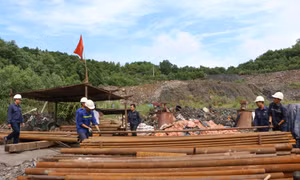 Những người tìm nguồn “vàng đen” trong lòng đất