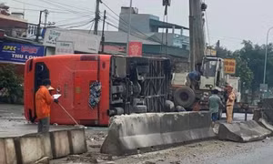 Chiếc xe khách lật ngang giữa đường sau cú tông vào dải phân cách