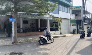 Nam thanh niên mặc áo xe công nghệ đâm xuyên ngực trái người đi đường