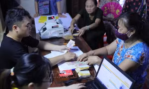 Điều kiện hưởng trợ cấp xã hội với gia đình là hộ nghèo