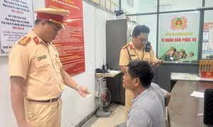 Ô tô tải hết kiểm định, tài xế tông văng xe CSGT để bỏ chạy