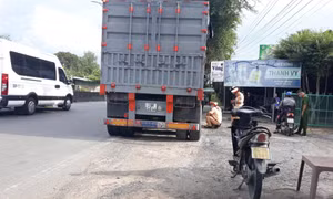 Người đàn ông tử vong tại chỗ sau va chạm xe đầu kéo