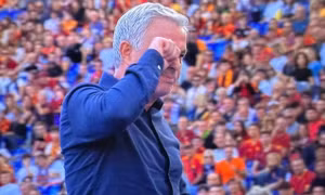Mourinho nhận thẻ đỏ trong trận thắng của Roma