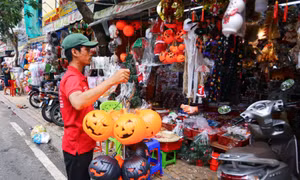 Sau Trung thu, phố đồ trang trí lớn nhất TPHCM rực rỡ sắc màu Halloween