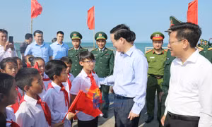 Nhân dân Cô Tô vui mừng đón Chủ tịch nước Võ Văn Thưởng thăm đảo 