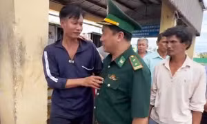 Ba ngư dân Bình Định sống sót nhờ bám thùng xốp 7 giờ
