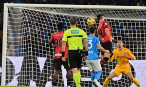 Milan mất điểm sau khi dẫn Napoli 2-0
