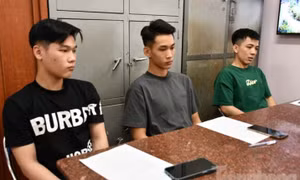 Bắt khẩn cấp nhóm thanh niên đăng video khoe 'tài' bốc đầu xe máy lên mạng