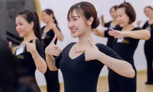 Người Việt trẻ đi học nói, cười
