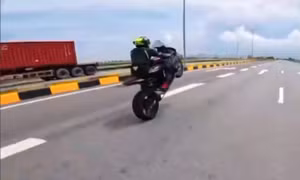Nhóm ‘phượt’ chạy xe gần 300km/h, bốc đầu trên đảo Cát Bà