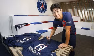 Tiền vệ Hàn Quốc vượt Mbappe về bán áo đấu