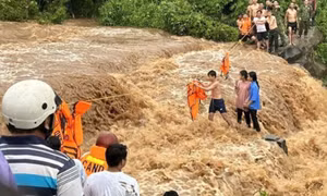 Giải cứu 4 đứa trẻ mắc kẹt giữa suối