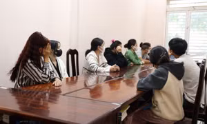 Xử lý nhóm nam, nữ tiếp viên quán karaoke “mở tiệc” ma túy