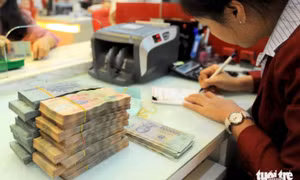 Lãi suất tiền gửi tiết kiệm ‘tuột dốc không phanh’