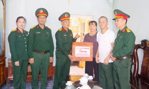 Bộ CHQS tỉnh Quảng Ninh thăm, tặng quà gia đình người có công tại huyện Bình Liêu