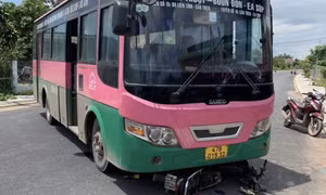 Xe buýt cuốn xe máy vào gầm khiến người chồng tử vong, vợ bị thương