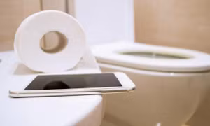 Rước loạt bệnh nguy hiểm vì thói quen xem điện thoại khi đi vệ sinh