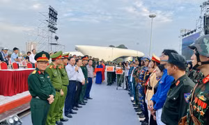 Đồng chí Bí thư Tỉnh ủy thăm, động viên các đơn vị tham gia diễu hành chuẩn bị cho Lễ kỷ niệm 60 năm Ngày thành lập tỉnh