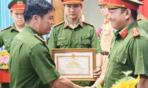 Cẩu tặc rải đinh, dùng súng điện tấn công cảnh sát truy đuổi