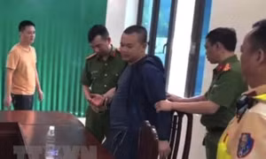 Bắt lái xe đầu kéo vi phạm nồng độ cồn, chống người thi hành công vụ