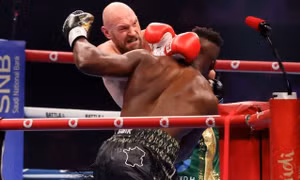 Tyson Fury thắng tranh cãi trước cựu vô địch hạng nặng UFC