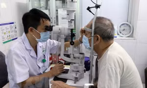 Người bệnh đau mắt đỏ không tự ý điều trị, tránh biến chứng nguy hiểm
