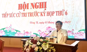 Đồng chí Ngô Hoàng Ngân, Trưởng đoàn Đại biểu Quốc hội tỉnh Quảng Ninh tiếp xúc cử tri TP Uông Bí