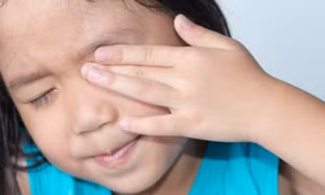 Đau mắt đỏ có được tiêm vaccine không?