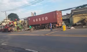 Tài xế ngủ gục, xe container tông loạt ki ốt ở TP.HCM