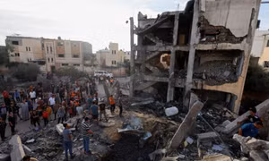Người Palestine mạo hiểm sơ tán dưới mưa bom của Israel
