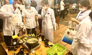 Vụ 5 người ngộ độc ở quán vỉa hè, hàm lượng Methanol trong rượu vượt 30 lần