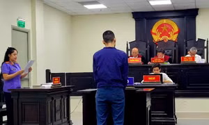 Cộng tác viên môi giới mua bán ô tô giả chữ ký chủ xe, lừa tiền của khách