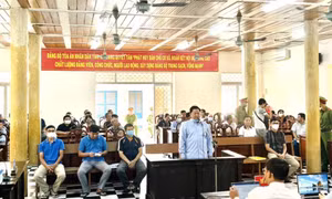 Cựu trưởng phòng CSGT An Giang hầu tòa với cáo buộc can thiệp bấm biển số đẹp