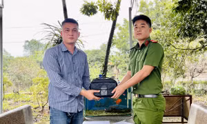 Trao trả 200 triệu đồng và điện thoại giá trị cho du khách