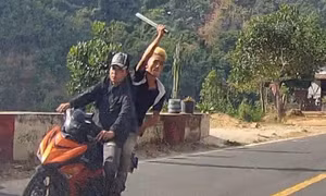 Thanh niên vung mã tấu chém vào ô tô trên quốc lộ