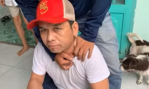 Bắt người đàn ông lấy tài sản của người bị tai nạn nằm bất động trên đường