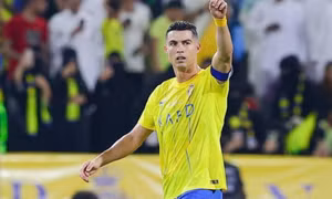 Ronaldo lập hat-trick, bỏ xa thành tích của Messi