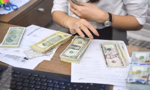 Giá USD tự do lên 25.700 đồng