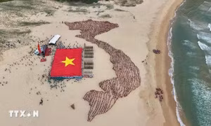 Trang nghiêm, xúc động Lễ thượng cờ Tổ quốc tại Bãi Môn-Mũi Điện ở Phú Yên