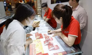 Nên trả việc kinh doanh vàng cho thị trường
