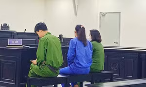 Tuyên án người phụ nữ vào trụ sở công an quận gây rối, đánh cảnh sát