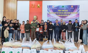 Trao tặng 30 suất quà cho các hoàn cảnh khó khăn tại Ba Chẽ