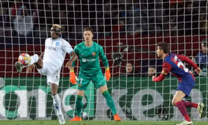 Lewandowski đưa Barca vào tứ kết Champions League