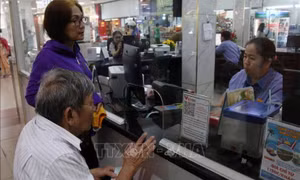 Giá vé máy bay và tàu đồng loạt giảm