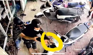 Điều tra đối tượng cầm vật giống súng bắn vào một cửa hàng