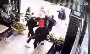 Nam thanh niên bị đâm tử vong trước quán cà phê, 5 đối tượng ra đầu thú
