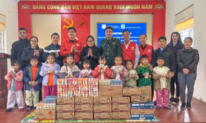 Tặng sữa dinh dưỡng cho học sinh xã vùng cao Hải Sơn